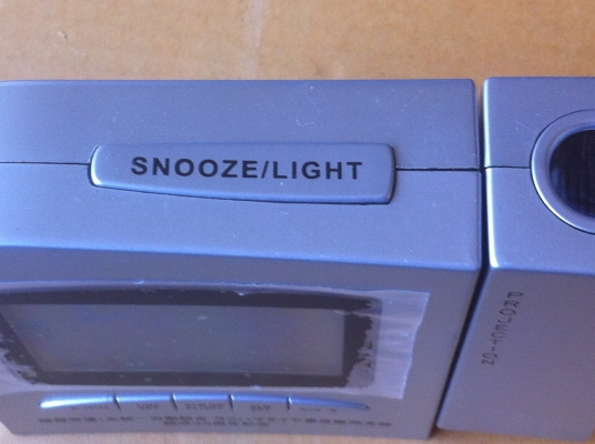 ชุดแสดงเวลา อุณหภูมิ และสามารถตั้งปลุกได้ แสดงผลฉายออกมาขึ้นที่ผนังหรือบนเพดามองเห็นชันเจน