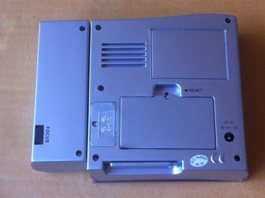 ชุดแสดงเวลา อุณหภูมิ และสามารถตั้งปลุกได้ แสดงผลฉายออกมาขึ้นที่ผนังหรือบนเพดามองเห็นชันเจน