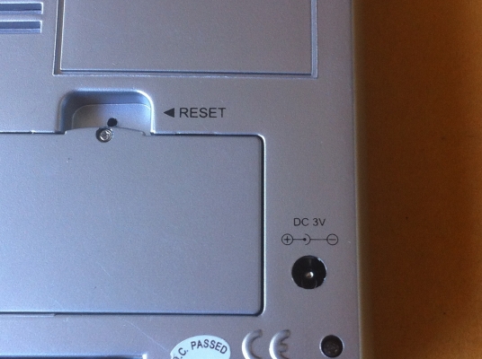 ชุดแสดงเวลา อุณหภูมิ และสามารถตั้งปลุกได้ แสดงผลฉายออกมาขึ้นที่ผนังหรือบนเพดามองเห็นชันเจน