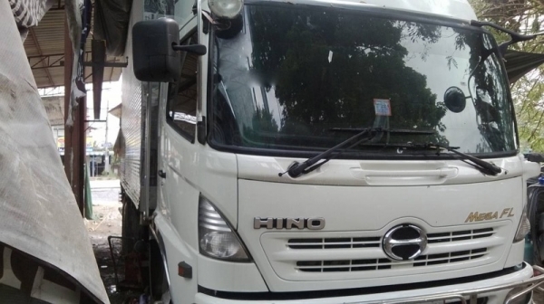 รถฮีโน่ 6 ล้อ ตู้เย็น 260 แรงม้า. ปี 49 สนใจติดต่อ 081 - 6079515 รถฮีโน่ 6 ล้อ ตู้เย็น 260 แรงม้า. ปี 49 สนใจติดต่อ 081 - 6079515