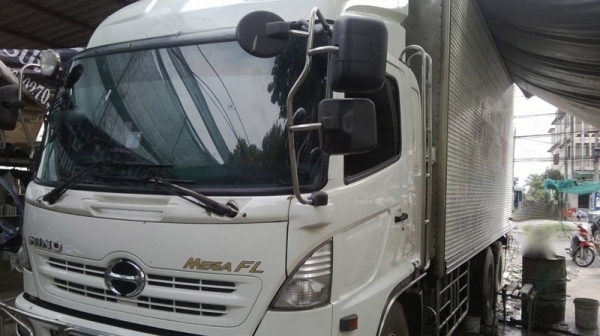 รถฮีโน่ 6 ล้อ ตู้เย็น 260 แรงม้า. ปี 49  สนใจติดต่อ  081 - 6079515