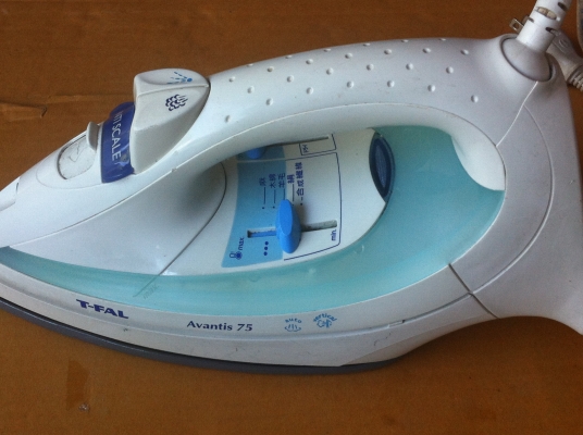 เตารีดไอน้ำ T-FALและ TOSHIBA ตัวใหญ่ได้มาจากญี่ปุ่น ใช้งานไอน้ำเพื่อให้รีดง่ายขึ้น