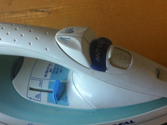 เตารีดไอน้ำ T-FALและ TOSHIBA ตัวใหญ่ได้มาจากญี่ปุ่น ใช้งานไอน้ำเพื่อให้รีดง่ายขึ้น