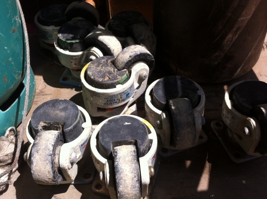 ล้อยี้ห้อ FOOT MASTER ขนาดเฉพาะตัวล้อ 3 นิ้ว ใส่เครื่อง โต๊ะ หรือชิ้นงานอื่นที่ต้องรับน้ำหนักมากๆ