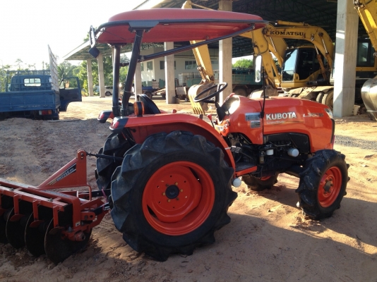 ขายคูโบต้ามือ 2 รุ่น L3608 4 WD 2 เพลาสีเดิมๆจากโรงงานพร้อมผานพรวน5 ตราช้างสภาพใหม่ ขายคูโบต้ามือ 2 รุ่น L3608 4 WD 2 เพลาสีเดิมๆจากโรงงานพร้อมผานพรวน5 ตราช้างสภาพใหม่