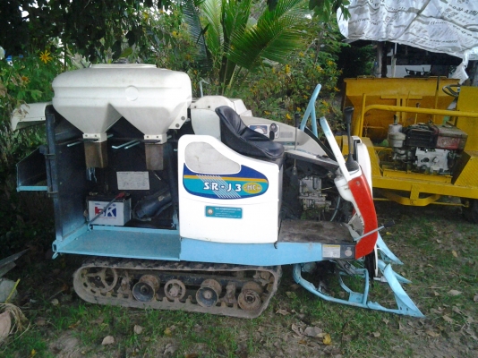 ขายรถเกี่ยวข้าวเล็กนั่งขับ sr j3