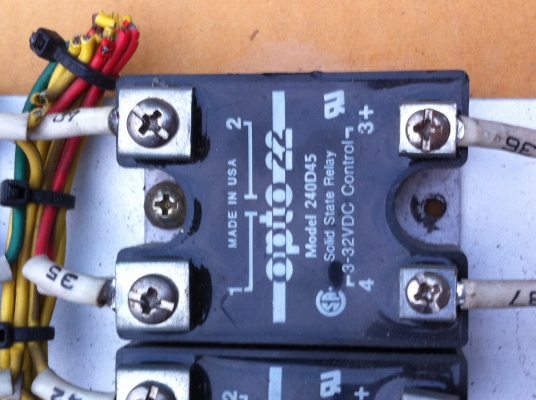 โซลิดสเตตรีเลย์ 1 เฟส ยี้ห้อ OPTO และอีกหลายยี่ห้อ ขนาด 45 A.ใช้้ไฟ DC 3-24 V. มาควบคุมการต่อวงจรให้