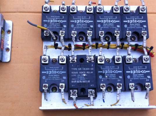 โซลิดสเตตรีเลย์ 1 เฟส ยี้ห้อ OPTO และอีกหลายยี่ห้อ ขนาด 45 A.ใช้้ไฟ DC 3-24 V. มาควบคุมการต่อวงจรให้