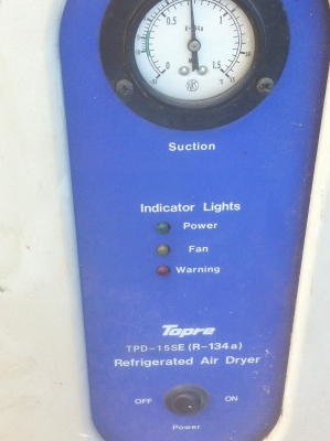 เครื่องทำลมให้แห้ง Air Dryer ของยี่ห้อ Topre ใช้ไฟบ้าน 220 V. เฟสเดียว ต่อใช้งานง่ายการทำความเย็นในระบบ