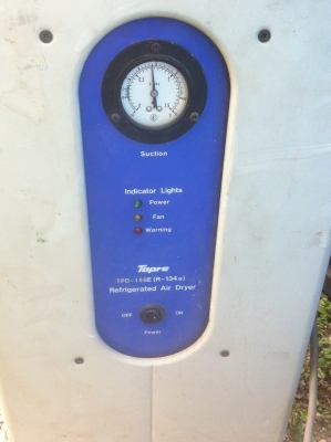 เครื่องทำลมให้แห้ง Air Dryer ของยี่ห้อ Topre ใช้ไฟบ้าน 220 V. เฟสเดียว ต่อใช้งานง่ายการทำความเย็นในระบบ