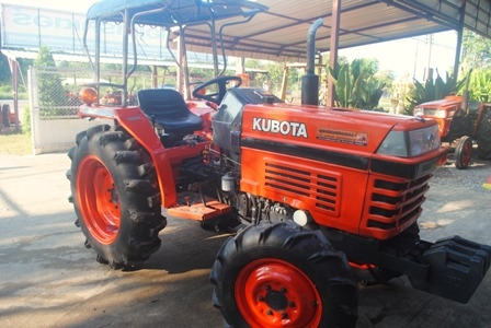 ขายรถไถ Kubota L 2605 (4WD) พร้อมผานหลัง เครื่องดีพร้อมใช้งานครับ
