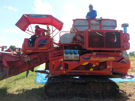 ขายรถเกี่ยวข้าวศักดิ์พัฒนารุ่นss200 ขายรถเกี่ยวข้าวศักดิ์พัฒนารุ่นss200