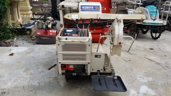 รถนวดข้าวเดินตาม เก่าญี่ปุ่น KUBOTA สภาพอย่างสวย เป็นแทรคยาง รถนวดข้าวเดินตาม เก่าญี่ปุ่น KUBOTA สภาพอย่างสวย เป็นแทรคยาง