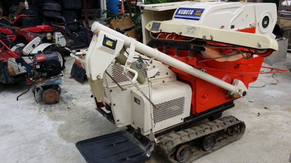 รถนวดข้าวเดินตาม เก่าญี่ปุ่น KUBOTA สภาพอย่างสวย เป็นแทรคยาง รถนวดข้าวเดินตาม เก่าญี่ปุ่น KUBOTA สภาพอย่างสวย เป็นแทรคยาง