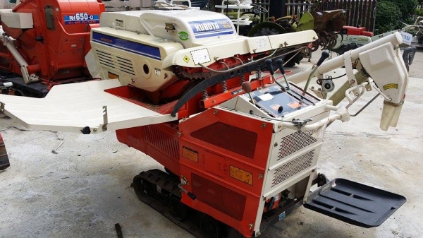 รถนวดข้าวเดินตาม เก่าญี่ปุ่น KUBOTA สภาพอย่างสวย เป็นแทรคยาง รถนวดข้าวเดินตาม เก่าญี่ปุ่น KUBOTA สภาพอย่างสวย เป็นแทรคยาง