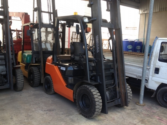 ขายโฟล์คลิฟท์  TOYOTA โตโยต้า FD2.5ตัน-รุ่น8 เครื่องยนต์ดีเซล เสาสูง4เมตร