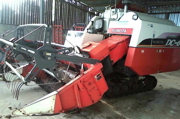 ***ขายแล้วครับขอบคุณ Truck2hand ขายรถเกี่ยวแบบรองกระสอบ+เทเลอร์ขนย้าย KUBOTA DC60 PLUS ปี55 เครื่อง/เกียร์/ปั้ม เดิมๆ ใช้งานน้อย 9xx ชั่วโมง เครื่องแน่นแรง เกียร์ดีปั้มดี ทำงานดี คล่องตัว ช่วงล่าง80-90\% รถใช้งานทำงานได้ปกติ ทรงสวย สีสันสวยเดิม พร้อมเทเลอร