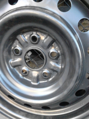 ขอบ 16    กะทะ 5 รู  พร้อมยาง 215/60R16  มี 1 ล้อ TEL.081-427-3941