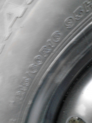 ขอบ 16    กะทะ 5 รู  พร้อมยาง 215/60R16  มี 1 ล้อ TEL.081-427-3941