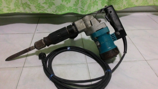 เครื่องแย๊กสกัดคอนกรีตไฟฟ้า makita รุ่น 0810 t สภาพดีพร้อมใช้งานครับ