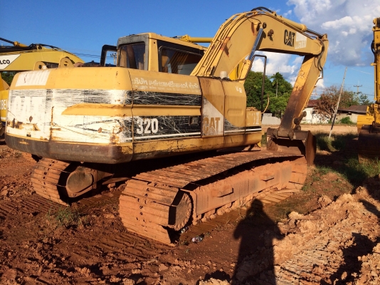 ขายด่วน  รถแบคโฮ  CAT  V2 สภาพดีมาก  พร้อมใช้งาน