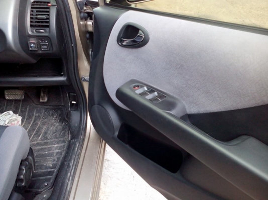 ขาย HONDA JAZZ 1.5 ปี 2004 เครื่องดี,สีสวย,ติดแก๊สหัวฉีด ถังโดนัท,เล่มพร้อมโอน