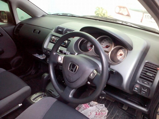 ขาย HONDA JAZZ 1.5 ปี 2004 เครื่องดี,สีสวย,ติดแก๊สหัวฉีด ถังโดนัท,เล่มพร้อมโอน