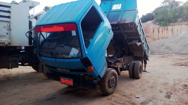 ขายถูก  รถบรรทุก 6 ล้อ NKR  ดั้ม 3 คิว  เครื่อง  88 HP  ช่วงสั้น  ไม่มีทะเบียน