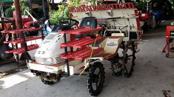 รถปลูกข้าวนั่งขับ YANMAR ดำนา 6 แถว พร้อมกล่องหยอดปุ๋ยด้านท้าย เก่าญี่ปุ่น สภาพสวย เครื่องยนต์ติดง่าย สภาพพร้อมใช้งาน รถปลูกข้าวนั่งขับ YANMAR ดำนา 6 แถว พร้อมกล่องหยอดปุ๋ยด้านท้าย เก่าญี่ปุ่น สภาพสวย เครื่องยนต์ติดง่าย สภาพพร้อมใช้งาน