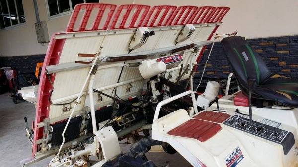 รถปลูกข้าวนั่งขับ YANMAR ดำนา 6 แถว พร้อมกล่องหยอดปุ๋ยด้านท้าย เก่าญี่ปุ่น สภาพสวย เครื่องยนต์ติดง่าย สภาพพร้อมใช้งาน รถปลูกข้าวนั่งขับ YANMAR ดำนา 6 แถว พร้อมกล่องหยอดปุ๋ยด้านท้าย เก่าญี่ปุ่น สภาพสวย เครื่องยนต์ติดง่าย สภาพพร้อมใช้งาน