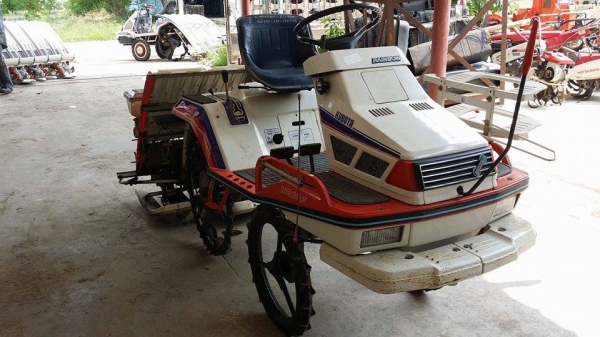 รถปลูกข้าวนั่งขับ KUBOTA เก่าญี่ปุ่น พร้อมกล่องหยอดปุ๋ยด้านท้าย ดำนา 4 แถว สภาพสวย เครื่องยนต์ติดง่าย สภาพพร้อมใช้งาน รถปลูกข้าวนั่งขับ KUBOTA เก่าญี่ปุ่น พร้อมกล่องหยอดปุ๋ยด้านท้าย ดำนา 4 แถว สภาพสวย เครื่องยนต์ติดง่าย สภาพพร้อมใช้งาน