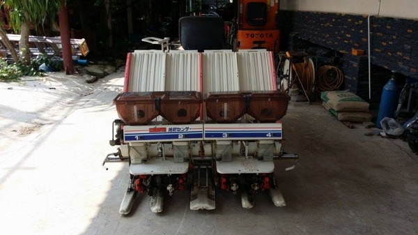 รถปลูกข้าวนั่งขับ KUBOTA เก่าญี่ปุ่น พร้อมกล่องหยอดปุ๋ยด้านท้าย ดำนา 4 แถว สภาพสวย เครื่องยนต์ติดง่าย สภาพพร้อมใช้งาน รถปลูกข้าวนั่งขับ KUBOTA เก่าญี่ปุ่น พร้อมกล่องหยอดปุ๋ยด้านท้าย ดำนา 4 แถว สภาพสวย เครื่องยนต์ติดง่าย สภาพพร้อมใช้งาน