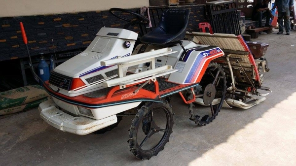 รถปลูกข้าวนั่งขับ KUBOTA เก่าญี่ปุ่น พร้อมกล่องหยอดปุ๋ยด้านท้าย ดำนา 4 แถว สภาพสวย เครื่องยนต์ติดง่าย สภาพพร้อมใช้งาน รถปลูกข้าวนั่งขับ KUBOTA เก่าญี่ปุ่น พร้อมกล่องหยอดปุ๋ยด้านท้าย ดำนา 4 แถว สภาพสวย เครื่องยนต์ติดง่าย สภาพพร้อมใช้งาน