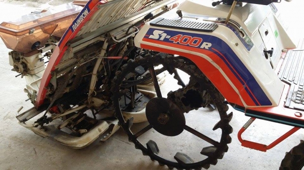 รถปลูกข้าวนั่งขับ KUBOTA เก่าญี่ปุ่น พร้อมกล่องหยอดปุ๋ยด้านท้าย ดำนา 4 แถว สภาพสวย เครื่องยนต์ติดง่าย สภาพพร้อมใช้งาน รถปลูกข้าวนั่งขับ KUBOTA เก่าญี่ปุ่น พร้อมกล่องหยอดปุ๋ยด้านท้าย ดำนา 4 แถว สภาพสวย เครื่องยนต์ติดง่าย สภาพพร้อมใช้งาน