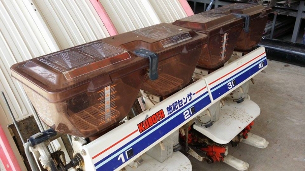 รถปลูกข้าวนั่งขับ KUBOTA เก่าญี่ปุ่น พร้อมกล่องหยอดปุ๋ยด้านท้าย ดำนา 4 แถว สภาพสวย เครื่องยนต์ติดง่าย สภาพพร้อมใช้งาน รถปลูกข้าวนั่งขับ KUBOTA เก่าญี่ปุ่น พร้อมกล่องหยอดปุ๋ยด้านท้าย ดำนา 4 แถว สภาพสวย เครื่องยนต์ติดง่าย สภาพพร้อมใช้งาน