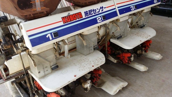 รถปลูกข้าวนั่งขับ KUBOTA เก่าญี่ปุ่น พร้อมกล่องหยอดปุ๋ยด้านท้าย ดำนา 4 แถว สภาพสวย เครื่องยนต์ติดง่าย สภาพพร้อมใช้งาน รถปลูกข้าวนั่งขับ KUBOTA เก่าญี่ปุ่น พร้อมกล่องหยอดปุ๋ยด้านท้าย ดำนา 4 แถว สภาพสวย เครื่องยนต์ติดง่าย สภาพพร้อมใช้งาน