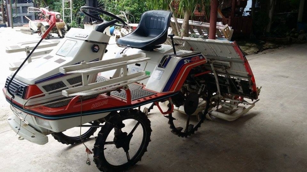 รถปลูกข้าวนั่งขับ KUBOTA เก่าญี่ปุ่น ดำนา 4 แถว สภาพสวย เครื่องยนต์ติดง่าย สภาพพร้อมใช้งาน รถปลูกข้าวนั่งขับ KUBOTA เก่าญี่ปุ่น ดำนา 4 แถว สภาพสวย เครื่องยนต์ติดง่าย สภาพพร้อมใช้งาน