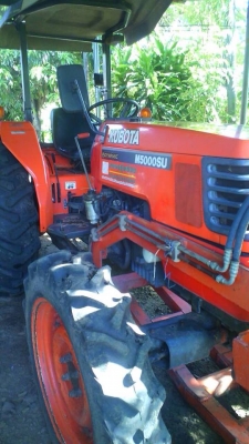 **380,000 บ.ต่อรอง**ขายรถไถ2เพลาส้มๆ สวยๆเดิมบาง KUBOTA M5000SU 4WD เครื่องเดิมเกียร์เดิม ปั้มเดิม ใช้งานน้อย 1,4xx ชั่วโมง เครื่อง50แรงแน่นๆ แห้งๆ แรงดี ไม่เคยแกะ เกียร์ไม่มีหอน ปั้มดีไม่มีเยิ้ม ทำงานดี เร็ว คล่องตัว ช่วงล่าง80-90\% แน่นๆ ยางสวย4เส้น พร้อ **380,000 บ.ต่อรอง**ขายรถไถ2เพลาส้มๆ สวยๆเดิมบาง KUBOTA M5000SU 4WD เครื่องเดิมเกียร์เดิม ปั้มเดิม ใช้งานน้อย 1,4xx ชั่วโมง เครื่อง50แรงแน่นๆ แห้งๆ แรงดี ไม่เคยแกะ เกียร์ไม่มีหอน ปั้มดีไม่มีเยิ้ม ทำงานดี เร็ว คล่องตัว ช่วงล่าง80-90\% แน่นๆ ยางสวย4เส้น พร้อ