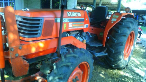**380,000 บ.ต่อรอง**ขายรถไถ2เพลาส้มๆ สวยๆเดิมบาง KUBOTA M5000SU 4WD เครื่องเดิมเกียร์เดิม ปั้มเดิม ใช้งานน้อย 1,4xx ชั่วโมง เครื่อง50แรงแน่นๆ แห้งๆ แรงดี ไม่เคยแกะ เกียร์ไม่มีหอน ปั้มดีไม่มีเยิ้ม ทำงานดี เร็ว คล่องตัว ช่วงล่าง80-90\% แน่นๆ ยางสวย4เส้น พร้อ **380,000 บ.ต่อรอง**ขายรถไถ2เพลาส้มๆ สวยๆเดิมบาง KUBOTA M5000SU 4WD เครื่องเดิมเกียร์เดิม ปั้มเดิม ใช้งานน้อย 1,4xx ชั่วโมง เครื่อง50แรงแน่นๆ แห้งๆ แรงดี ไม่เคยแกะ เกียร์ไม่มีหอน ปั้มดีไม่มีเยิ้ม ทำงานดี เร็ว คล่องตัว ช่วงล่าง80-90\% แน่นๆ ยางสวย4เส้น พร้อ