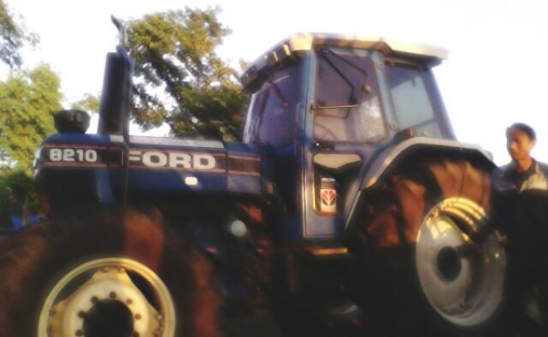 ขาย Ford 8210 คาราโร่ 10 น๊อต สนใจโทร 088-4277448