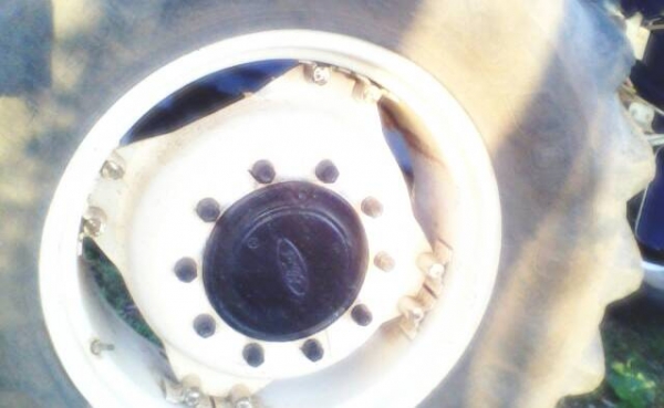 ขาย Ford 8210 คาราโร่ 10 น๊อต สนใจโทร 088-4277448