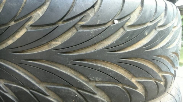 ยาง\% 205-55-16 ปี11 ดอกเต็ม ไม่บวม เส้นละ 600.-