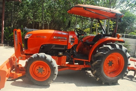 ขายรถไถ Kubota L 4708 (4WD) พร้อมดันหน้าและผานพรวนตราช้าง เครื่องแน่นๆ