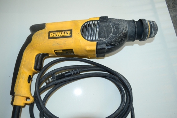 สว่าน DEWALT D25123 พร้อมกล่องใส่ + EMS 120 ฿