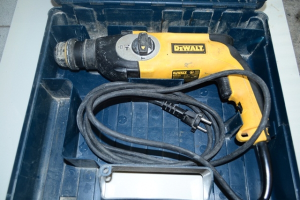 สว่าน DEWALT D25123 พร้อมกล่องใส่ + EMS 120 ฿