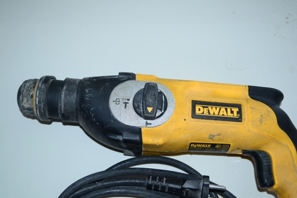สว่าน DEWALT D25123 พร้อมกล่องใส่ + EMS 120 ฿