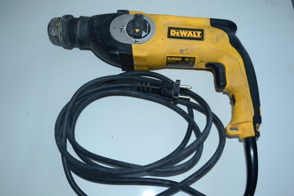 สว่าน DEWALT D25123 พร้อมกล่องใส่ + EMS 120 ฿