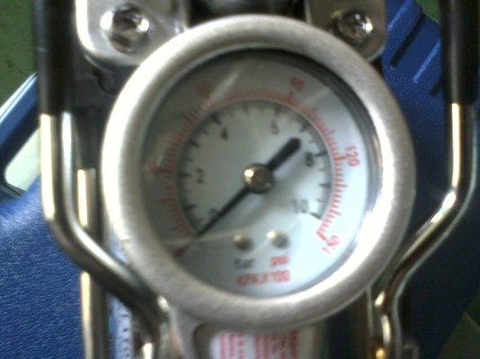 ปั้มลม สำหรับใช้ในรถยนต์ ระบบสองลูกสูบ ปั้มลม สำหรับใช้ในรถยนต์ ระบบสองลูกสูบ