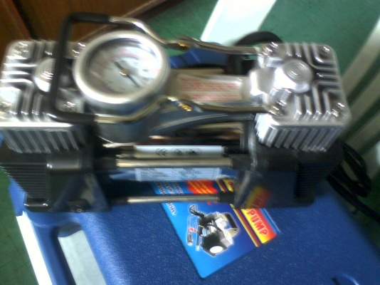 ปั้มลม สำหรับใช้ในรถยนต์ ระบบสองลูกสูบ ปั้มลม สำหรับใช้ในรถยนต์ ระบบสองลูกสูบ