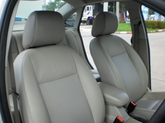 FORD FOCUS1.8 ปี06 สีขาวเดิม รถมือเดียว FORD FOCUS1.8 ปี06 สีขาวเดิม รถมือเดียว